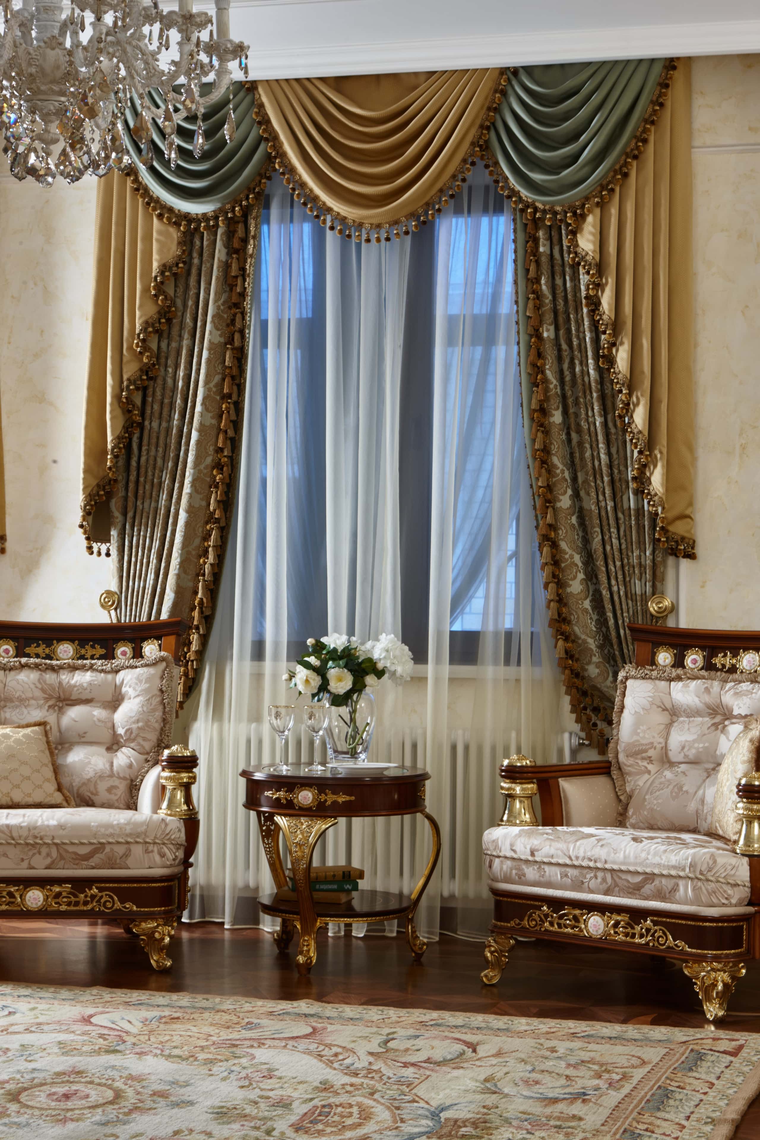 Kuchnia w stylu prowansalskim z ceramicznymi płytkami i drewnianymi szafkami.