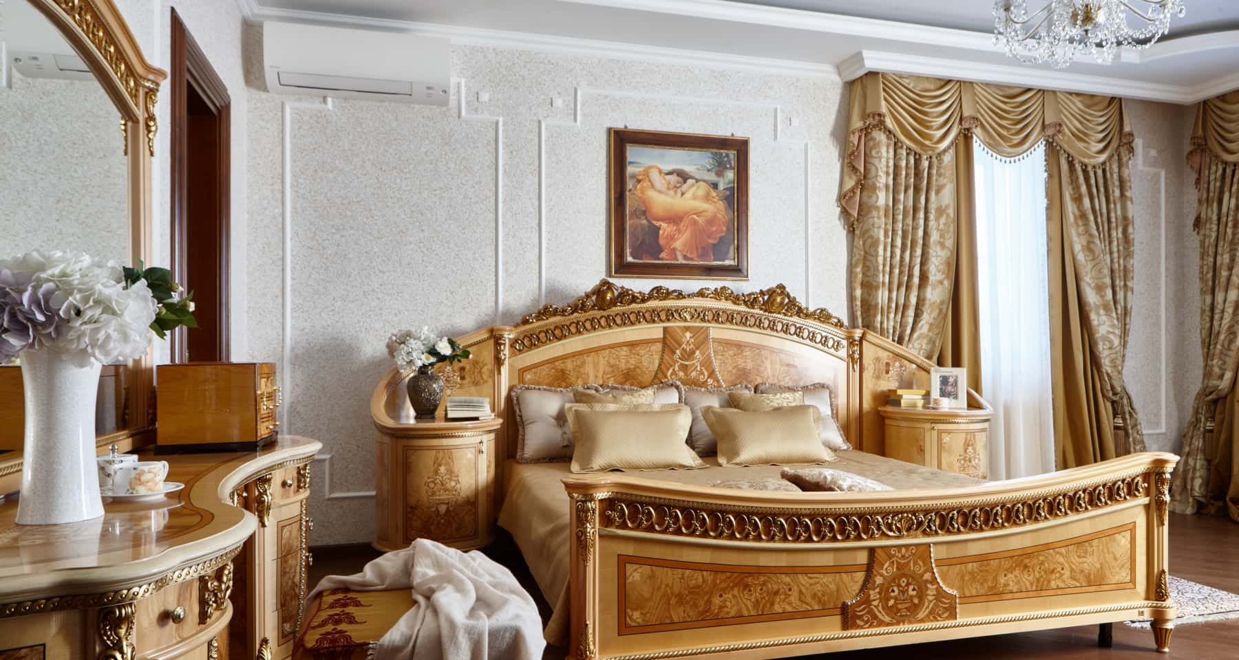 Antyczny stół i krzesła w jadalni, aranżacja wnętrza w stylu prowansalskim.