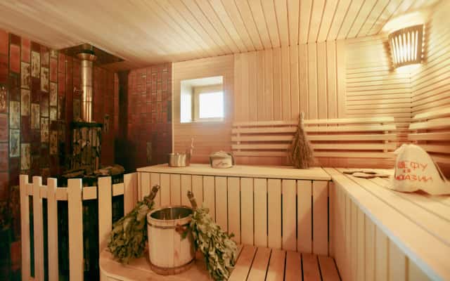 Rustykalny salon w stylu prowansalskim z antycznymi meblami i dekoracją ceramiczną.