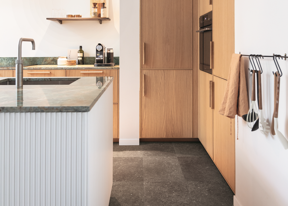 Inspiracje na podłogi do małego mieszkania - SPC, laminat, trendy 2026.