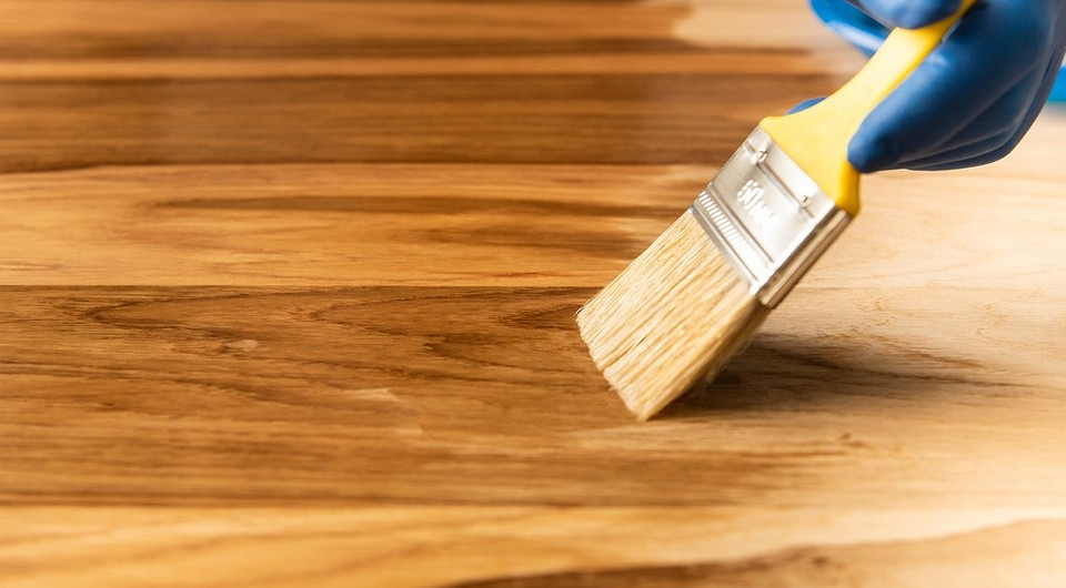 Chemia do drewna Impregnacja drewna: różnorodne preparaty chemiczne do ochrony przed wilgocią i gniciem.