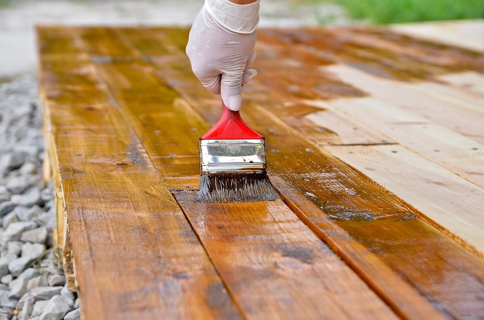 Wybór impregnatu Szeroki wybór środków chemicznych do ochrony drewna przed wilgocią i gniciem.