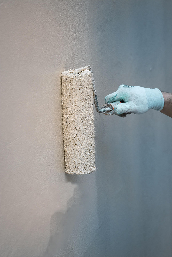 Malowanie elewacji drewnianej starego domu: impregnacja, farby i narzędzia.