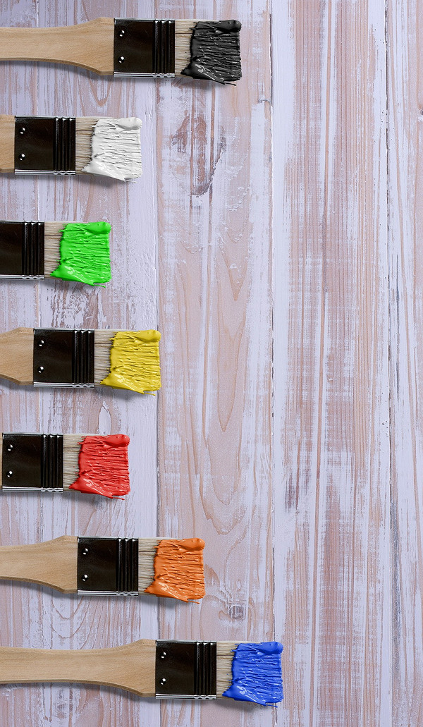 Renowacja starej elewacji: przygotowanie, malowanie i ochrona przed wilgocią.