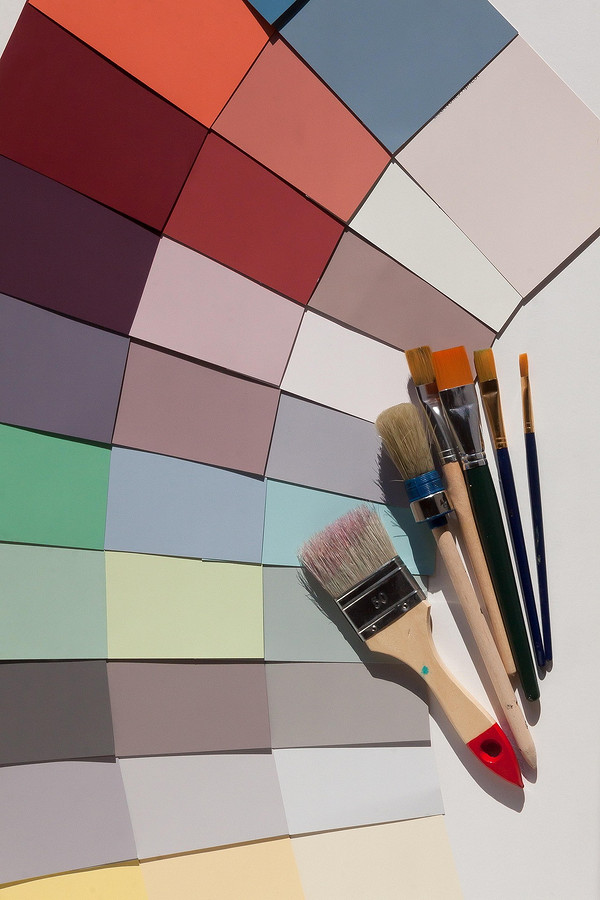 Malowanie domu po starej farbie: gruntowanie, dobór kolorów i techniki.