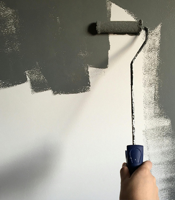 Malowanie starego domu: wybór farb akrylowych i techniki aplikacji.