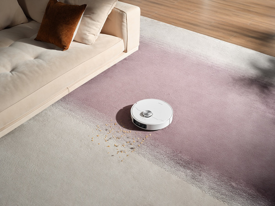 Zawsze gotowy do pracy Automatyczne czyszczenie podłóg - robot sprzątający parkuje w stacji dokującej