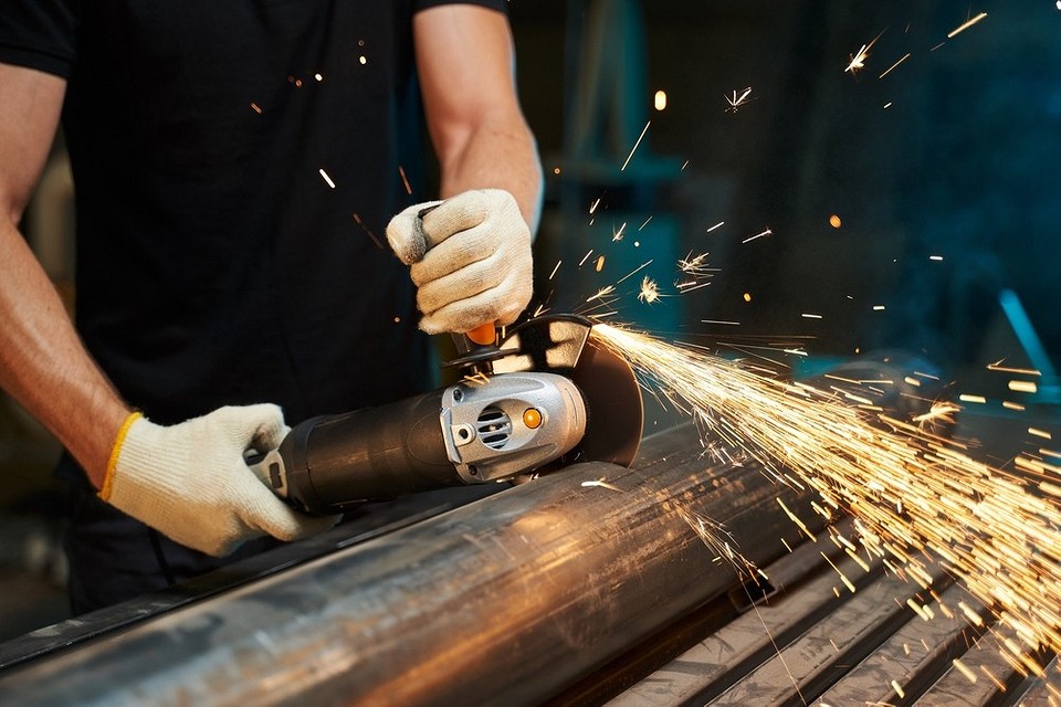 Zestaw narzędzi do cięcia metalu. Bezpieczna praca przy obróbce metalu.