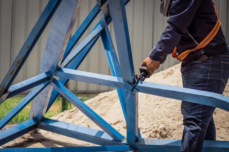 Profesjonalne cięcie metalu. Narzędzia i techniki obróbki metalu. Precyzja.