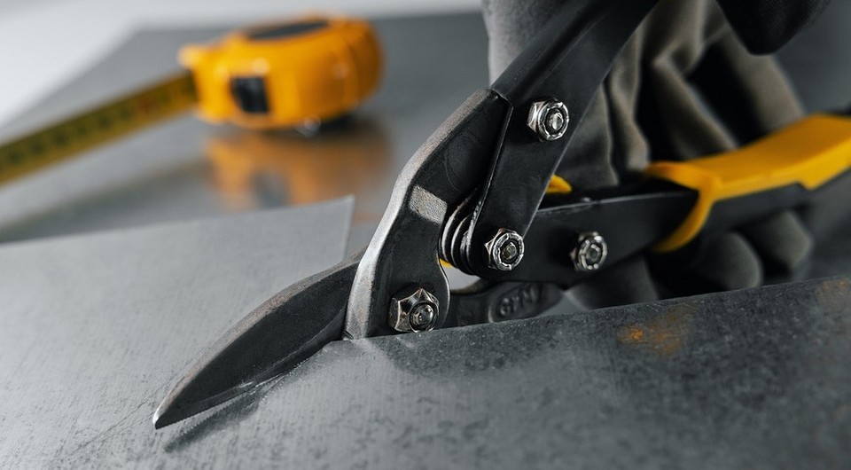 Narzędzia do cięcia metalu: piła, szlifierka kątowa, palnik. Bezpieczne cięcie metalu.