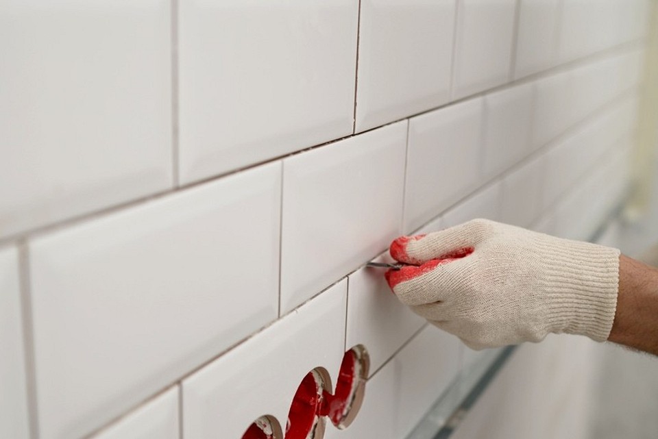 Naprawa pękniętej płytki Zbliżenie na pęknięcie w starej płytce ceramicznej, przygotowane do naprawy.