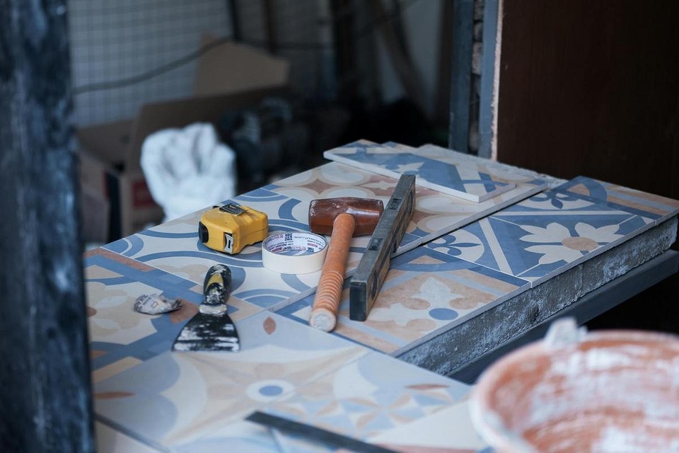 Uszkodzona płytka Zbliżenie na uszkodzoną płytkę ceramiczną z widocznym pęknięciem.