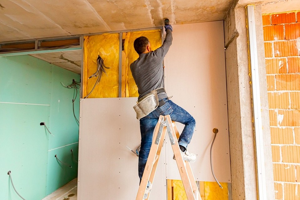 Stylowe zasłony zamiast drzwi Zasłony jako zamiennik drzwi w małym mieszkaniu. Tapety 3D 2026 w tle.