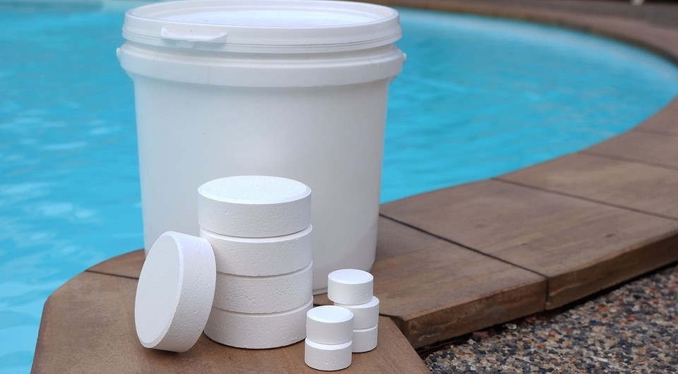 Czysty basen bez glonów Czyszczenie basenu: skuteczne metody na zieloną wodę i preparaty na 2026 rok.