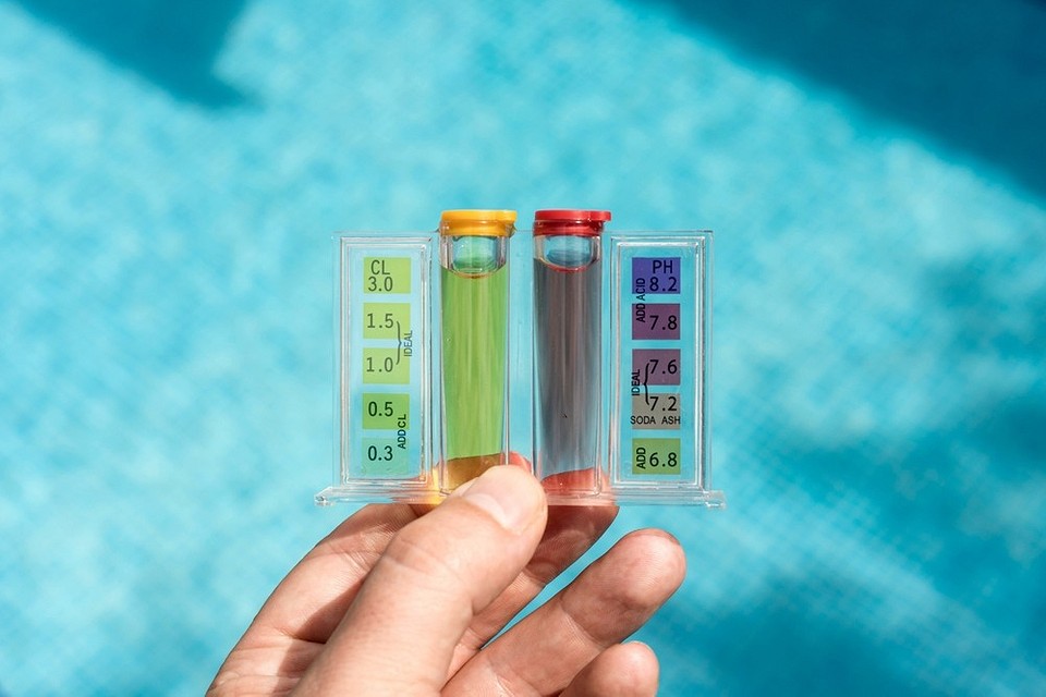 Walka z glonami w basenie Glony w basenie: identyfikacja, przyczyny i skuteczne metody czyszczenia w 2026 roku.