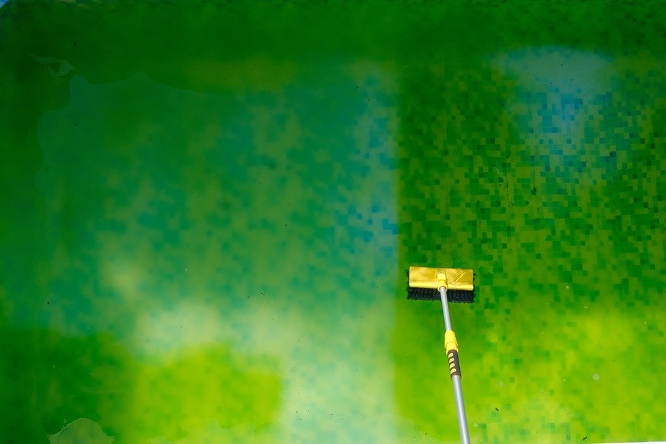 Dezynfekcja wody basenowej Skuteczne preparaty do dezynfekcji wody basenowej na 2026 rok, zapobiegające zielonej wodzie.