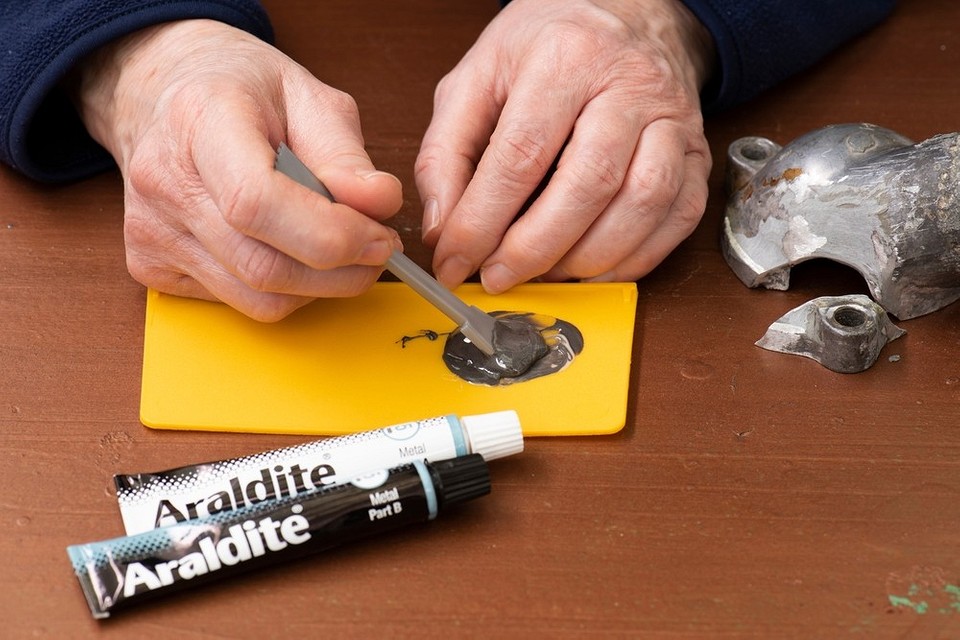 Praktyczny przykład użycia zimnego spawu do szybkiej naprawy niewielkich uszkodzeń.
