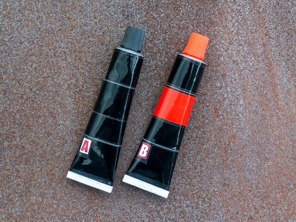 Proces nakładania zimnego spawu: masa do łączenia metali na małych powierzchniach.