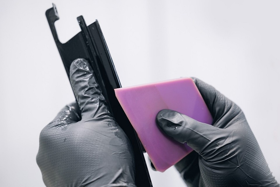 Narzędzia i materiały do naprawy z wykorzystaniem zimnego spawu oraz epoksydowej żywicy.