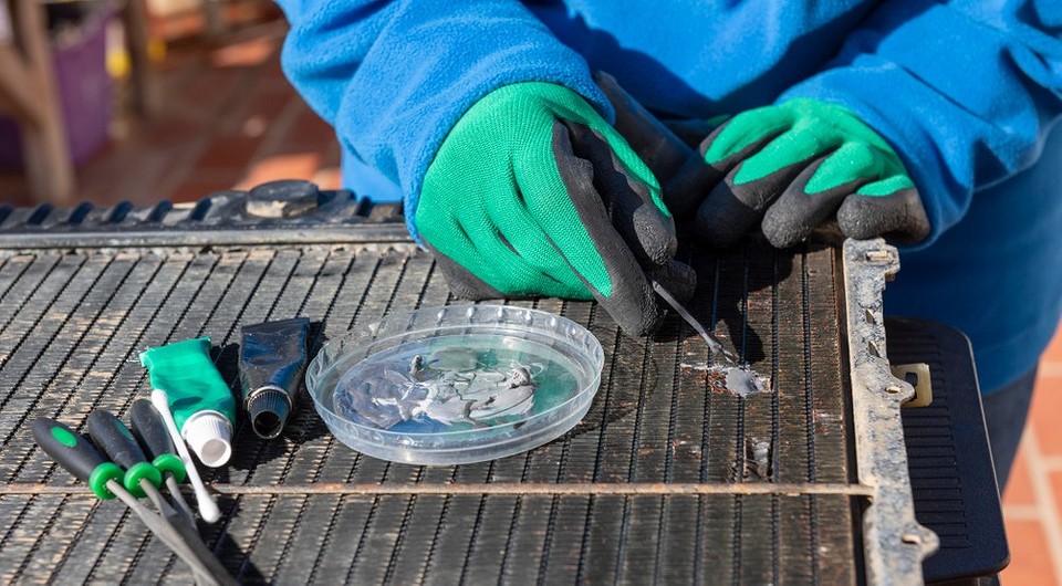 Zimny spaw do metalu: uszczelnianie pęknięć z wykorzystaniem masy naprawczej.