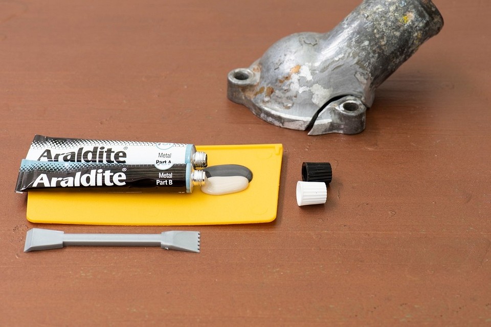 Zastosowanie zimnego spawu do naprawy metalu z użyciem epoksydowej żywicy 2026.