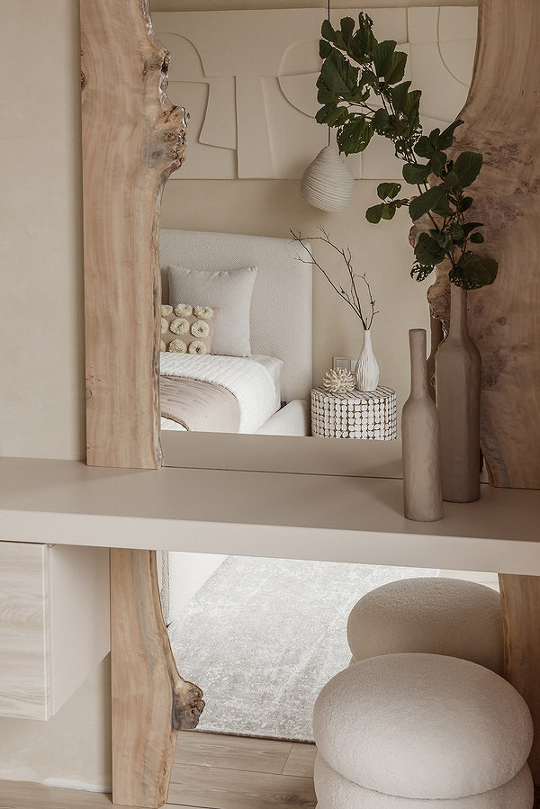 Elegancki blat z naturalnego slebu drewnianego w aranżacji wnętrz w stylu Loft 2026.