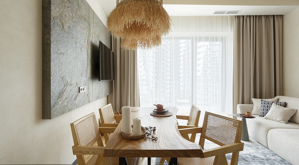 Sleby drewniane jako blat stołu: nowoczesny wystrój wnętrza w Loft 2026.