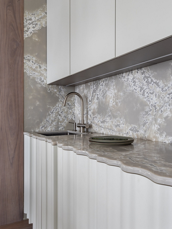 Salon z wykorzystaniem slebu drewnianego jako elementu dekoracyjnego: Loft 2026.