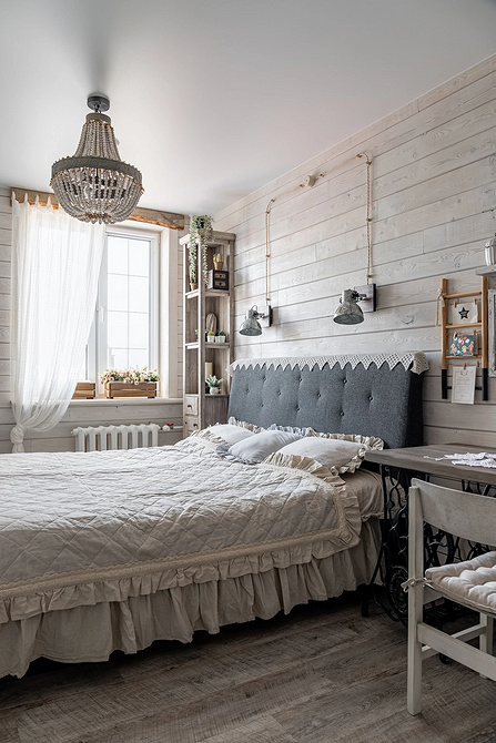 Drewno w pokoju dziecka Pokój dziecka z drewnianą ścianą, tworzącą bezpieczną i naturalną przestrzeń.