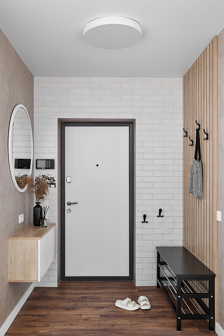 Drewniana ściana w stylu boho Salon z dominującą drewnianą ścianą, sofą w stylu boho i roślinami