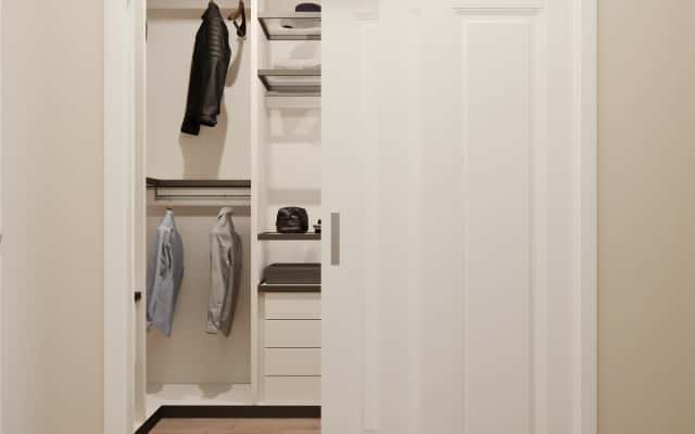 Aranżacja 4-pokojowego mieszkania: przestronny salon z dużymi oknami