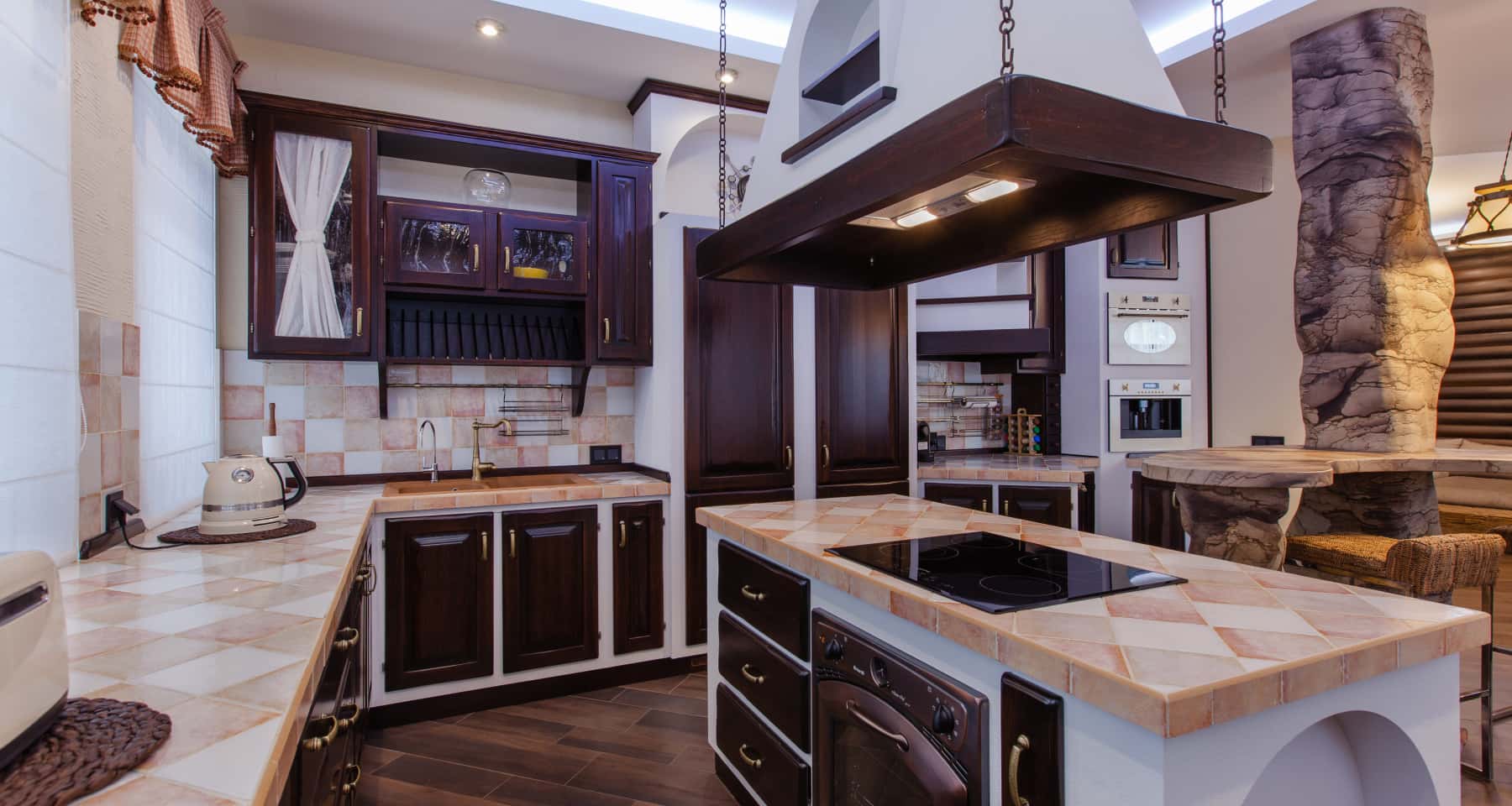 Łazienka w ciemnych barwach z ciemnym marmurem i złotymi akcentami - luksus 2026.