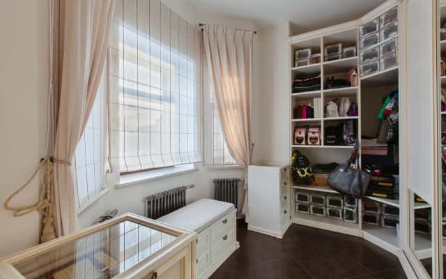 Eleganckie wnętrze w stylu góralskim w ciemnych tonach z kominkiem i skórzanymi meblami.