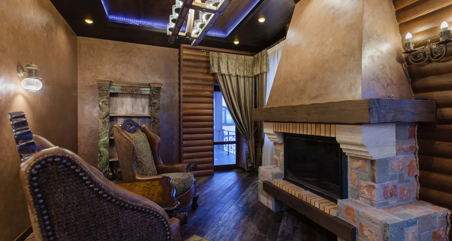 Projekt holu w ciemnych tonach z lustrami i dekoracyjnym oświetleniem w stylu neoklasycznym