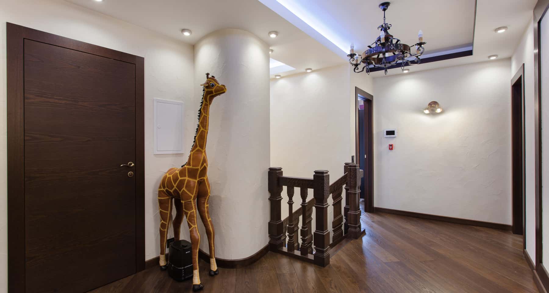 Nowoczesne wnętrze w ciemnych tonach z elementami drewna i metalu, inspiracja motywami azjatyckimi