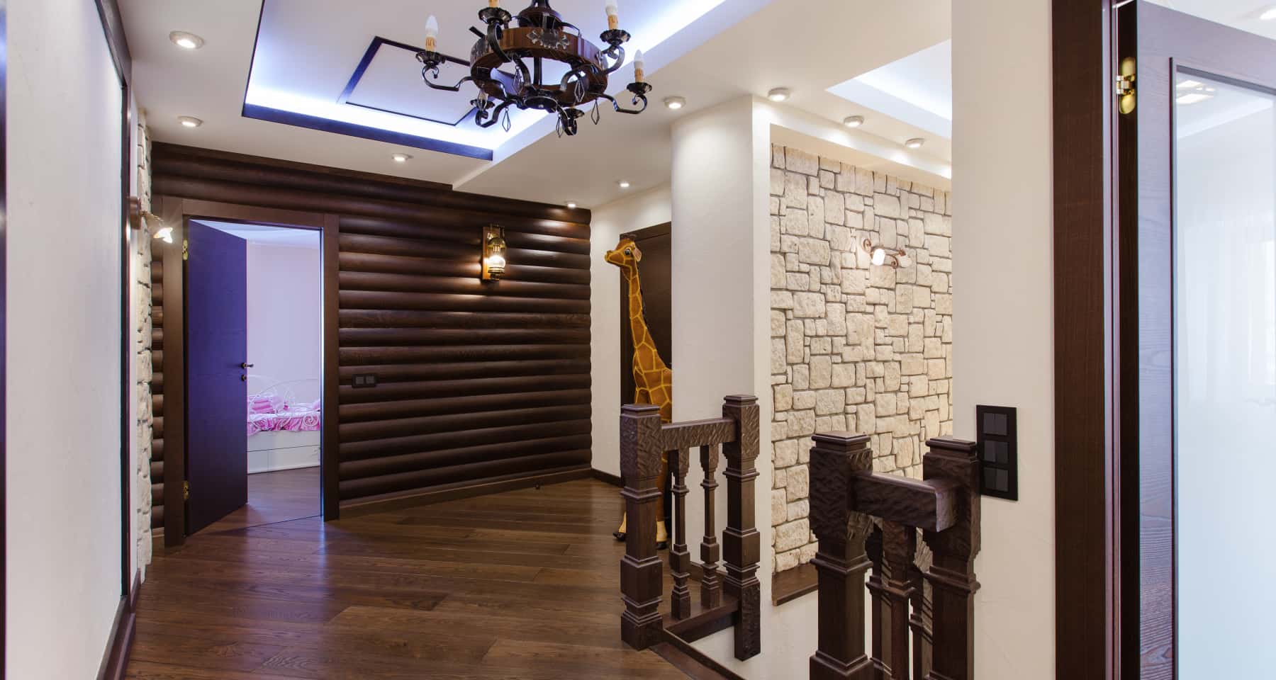 Luksusowy, ciemny design wnętrza z akcentami na bogate tekstury i kominkiem opalanym drewnem