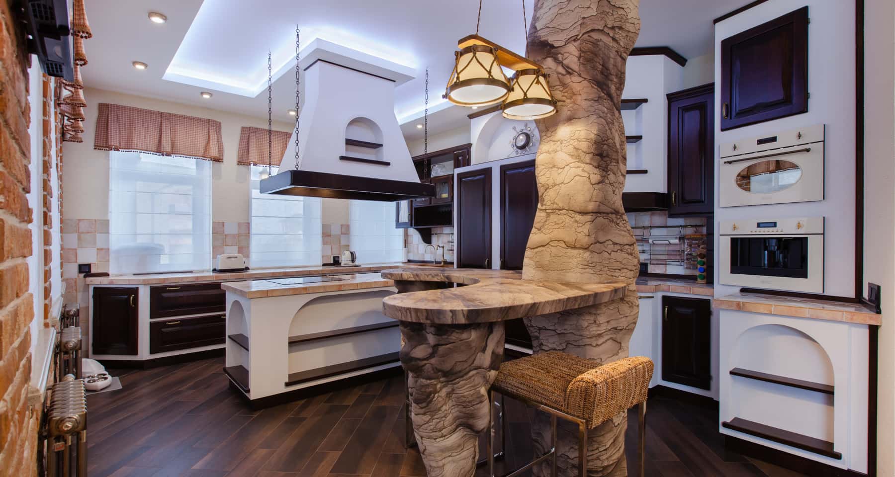 Gabinet w ciemnych kolorach z biblioteką i stołem z ciemnego drewna w stylu neoklasycznym.