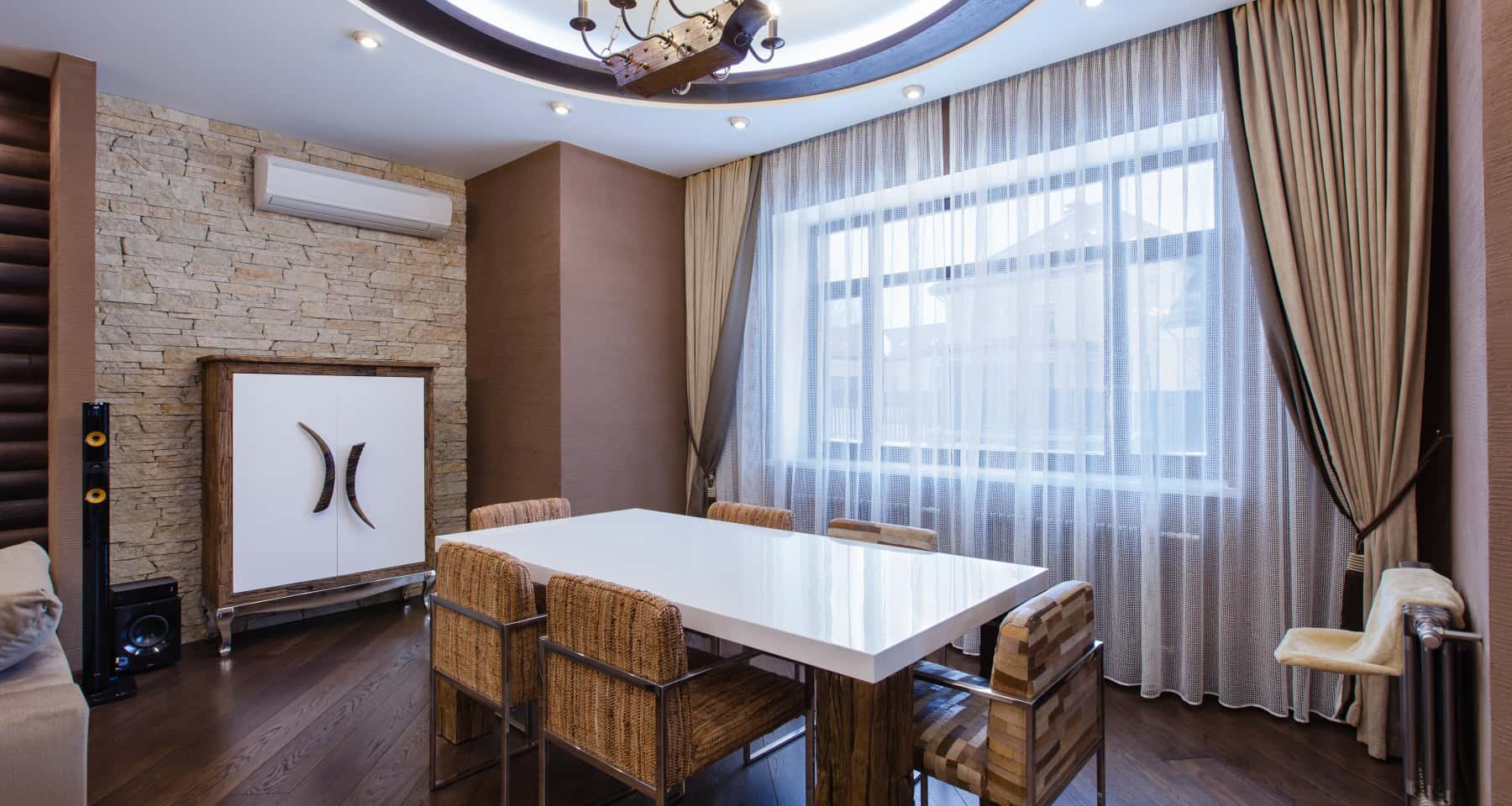 Sypialnia w ciemnych kolorach z delikatnym oświetleniem i drewnianymi panelami.