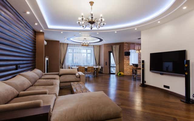 Ciemne wnętrze gabinetu z dużym biurkiem i elementami neoklasycznymi 2026.