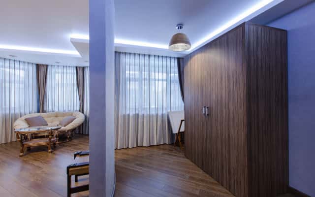 Wyrafinowany salon w ciemnych kolorach z ciemnym drewnem i stylowymi dekoracjami.