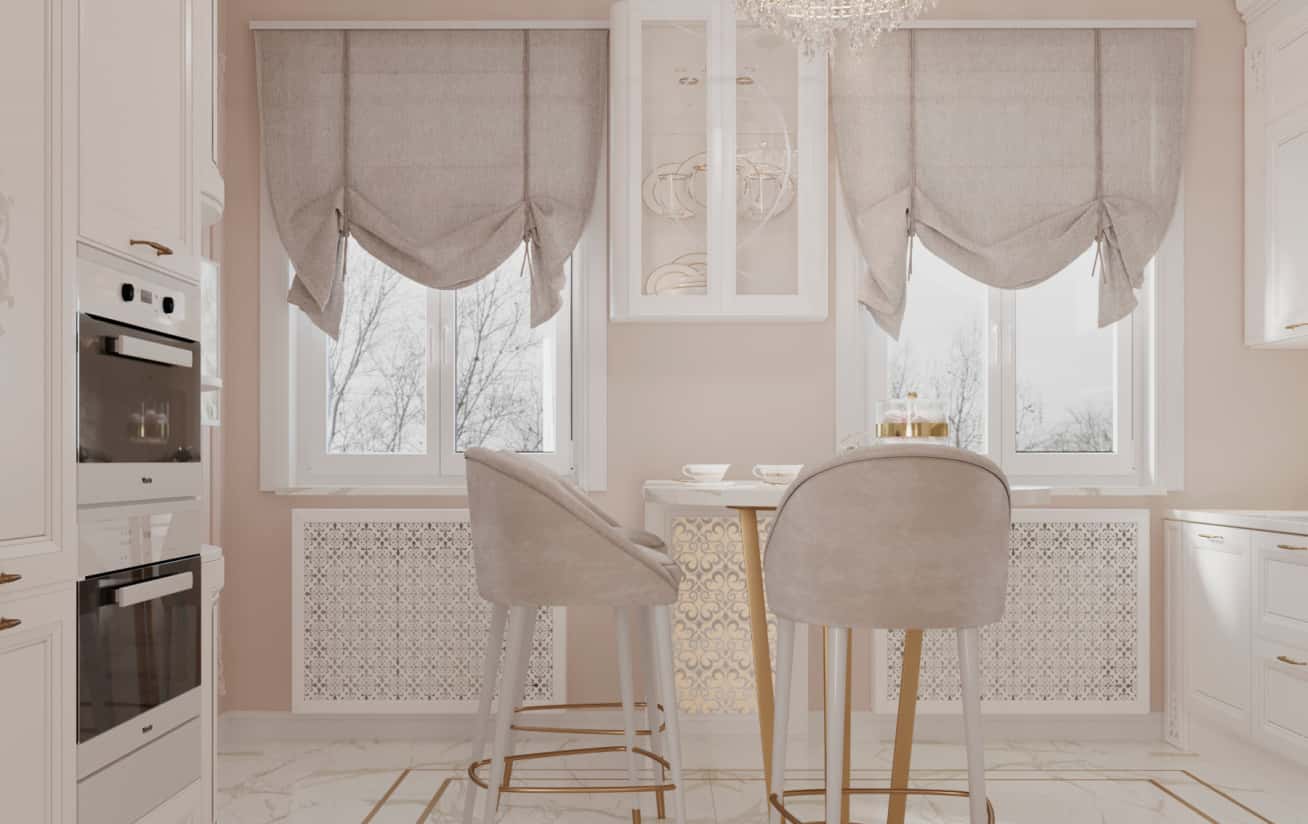 Aranżacja beżowego wnętrza domu w stylu neoklasycznym na 2026 rok.