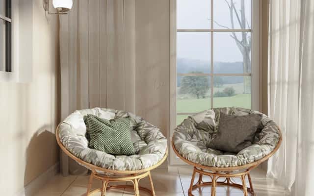 Harmonijne beżowe wnętrze domu 2026 z elementami stylu neoklasycznego i naturalnymi materiałami.