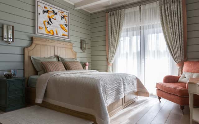 Stylowa aranżacja salonu w dwupiętrowym domu z wygodną sofą.