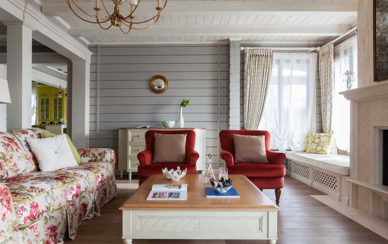 Aranżacja wnętrza dwupiętrowego domu z elementami drewna i roślin.