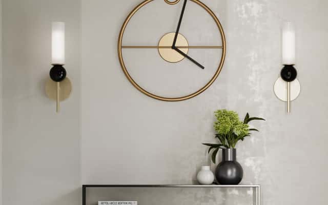 Stylowa sypialnia w dwupiętrowym domu z wygodnym łóżkiem i oknem