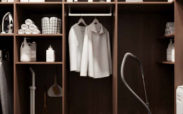 Nowoczesny design wnętrza dwupiętrowego domu z welurowymi panelami w 2026 roku.