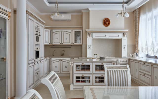 Projekt domu dwupiętrowego 2026: sypialnia z welurowym zagłówkiem i stonowaną kolorystyką.