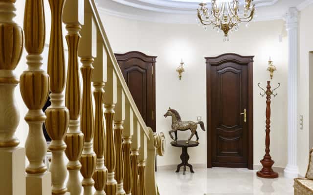 Inspiracje dla aranżacji wnętrz dwupiętrowego domu w nowoczesnym stylu na rok 2026.