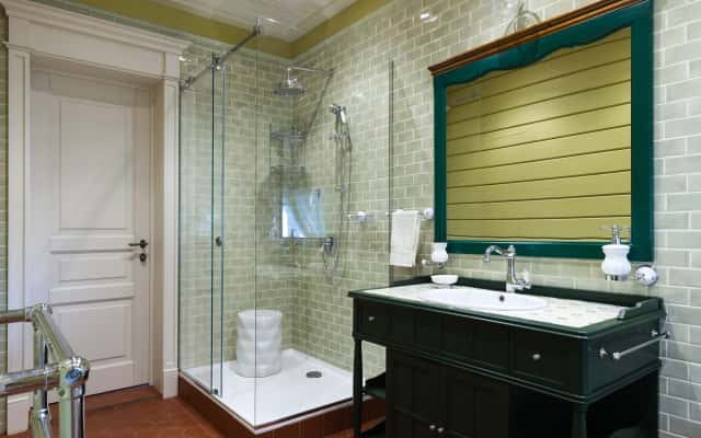 Przestronna jadalnia w dwupiętrowym domu z dużym stołem dla rodziny.