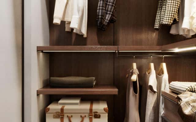 Dwupiętrowy dom 2026: aranżacja wnętrza w nowoczesnym stylu z elementami weluru i ergonomii.